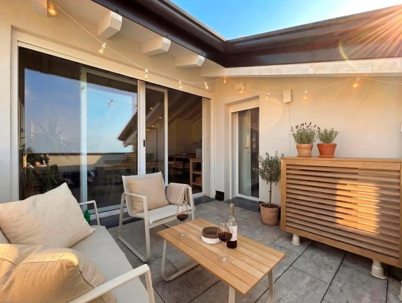 Penthouse Iseo Lake View — terrazza al tramonto sul Lago d'Iseo a Sale Marasino